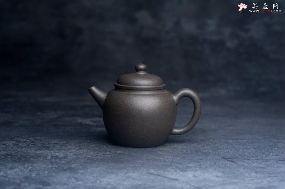 紫砂壶图片：美壶特惠 特好青灰段泥高士紫砂壶 茶人醉爱 - 宜兴紫砂壶网