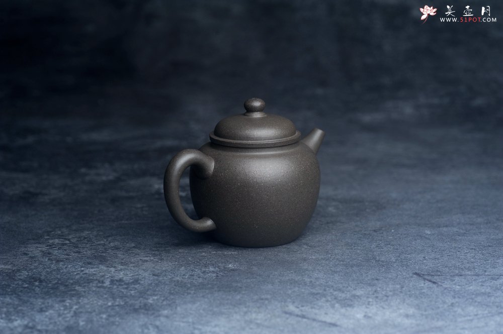 紫砂壶图片：美壶特惠 特好青灰段泥高士紫砂壶 茶人醉爱 - 宜兴紫砂壶网