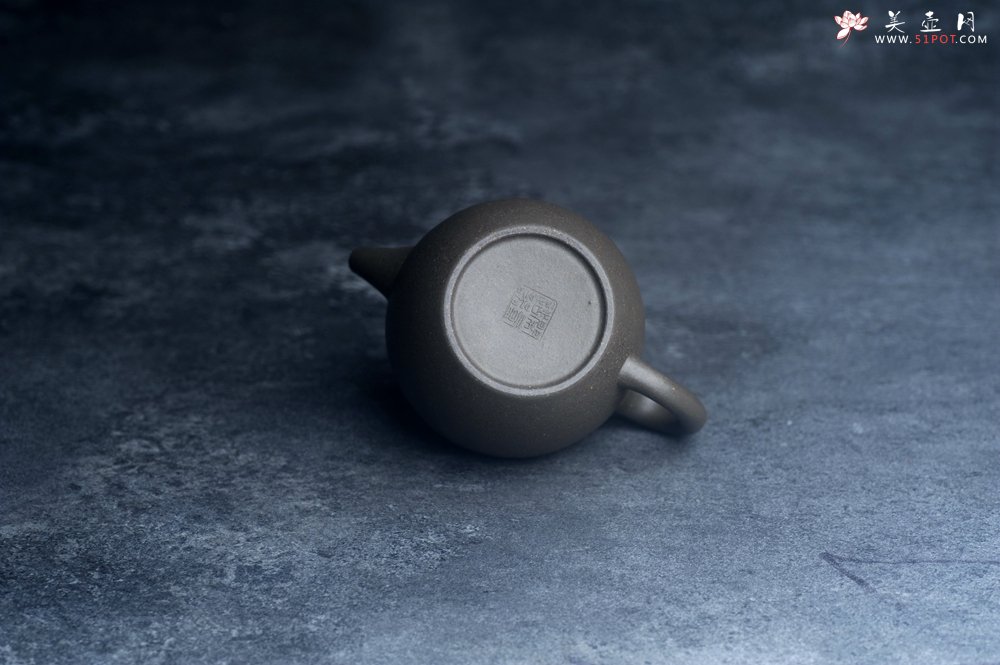 紫砂壶图片：美壶特惠 特好青灰段泥高士紫砂壶 茶人醉爱 - 宜兴紫砂壶网