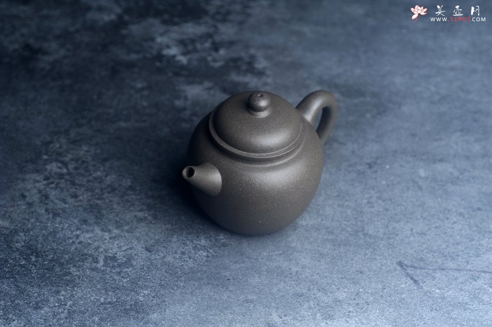 紫砂壶图片：美壶特惠 特好青灰段泥高士紫砂壶 茶人醉爱 - 宜兴紫砂壶网