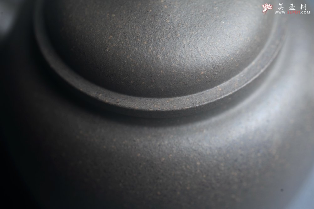 紫砂壶图片：美壶特惠 特好青灰段泥高士紫砂壶 茶人醉爱 - 宜兴紫砂壶网