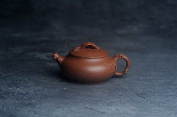 紫砂壶图片：美壶特惠 特好降坡泥扁豆壶 肌理丰富生动 - 宜兴紫砂壶网