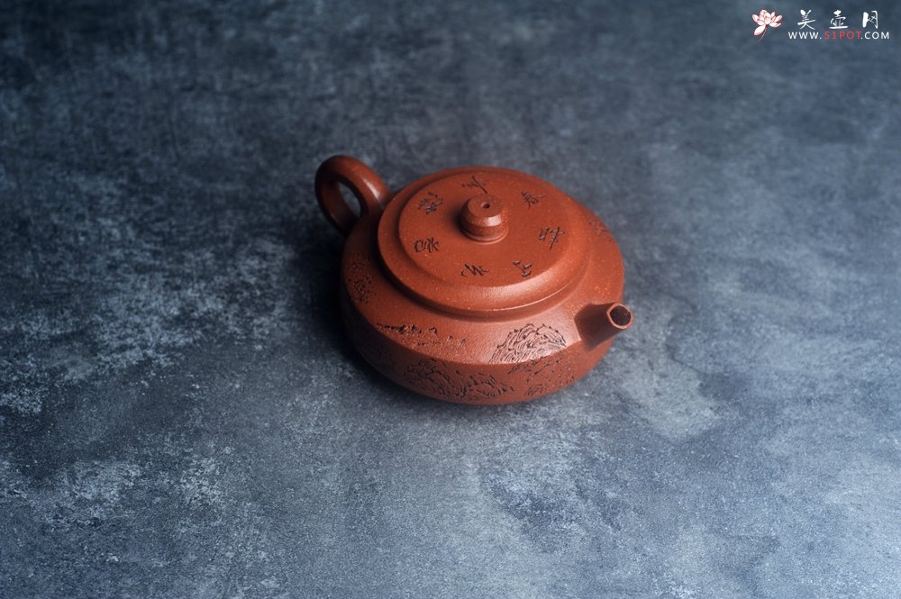 紫砂壶图片：美壶特惠 精致特好降坡泥周盘壶 装饰山水 特文气 - 宜兴紫砂壶网