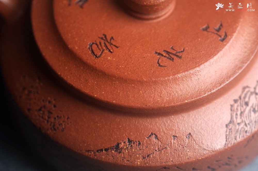 紫砂壶图片：美壶特惠 精致特好降坡泥周盘壶 装饰山水 特文气 - 宜兴紫砂壶网