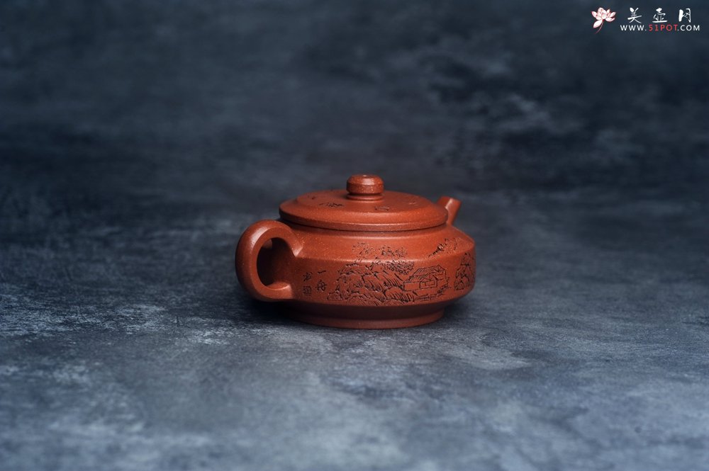 紫砂壶图片：美壶特惠 精致特好降坡泥周盘壶 装饰山水 特文气 - 宜兴紫砂壶网