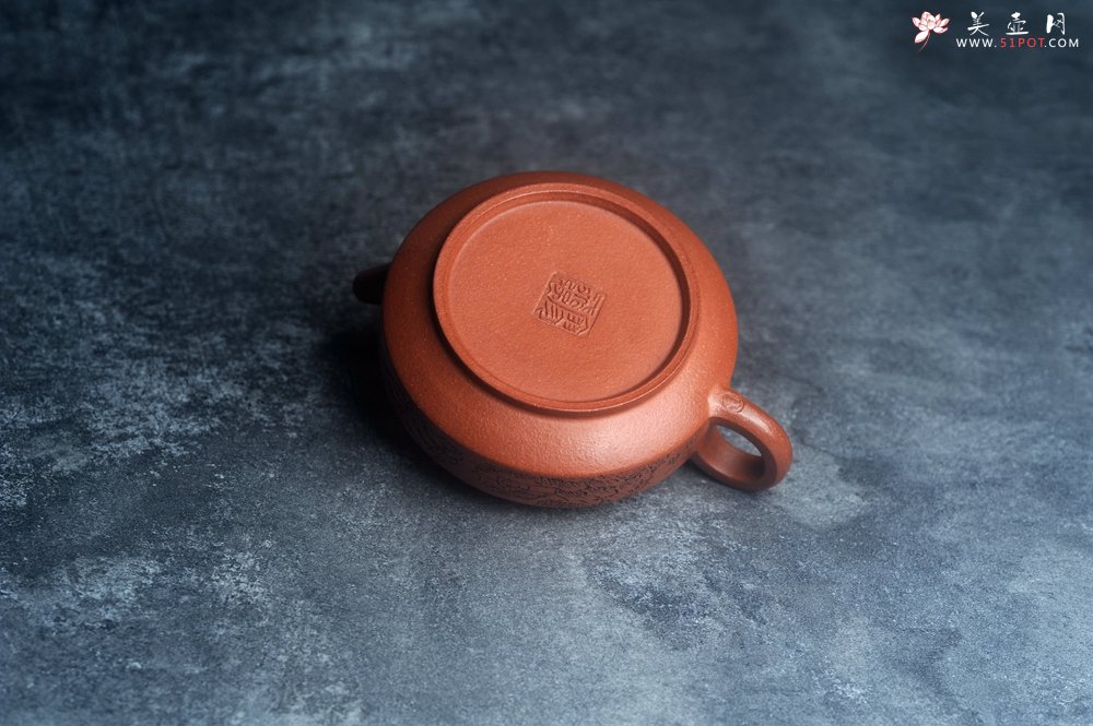 紫砂壶图片：美壶特惠 精致特好降坡泥周盘壶 装饰山水 特文气 - 宜兴紫砂壶网