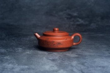 紫砂壶图片：美壶特惠 精致特好降坡泥周盘壶 装饰山水 特文气 - 宜兴紫砂壶网