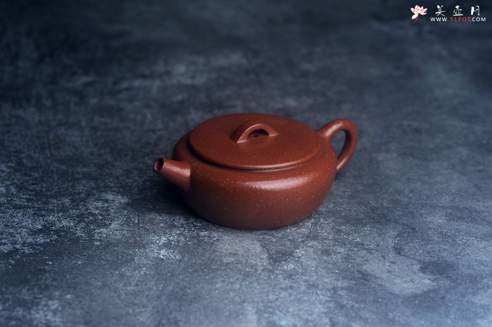 紫砂壶图片：美壶特惠 特好降坡泥玉扁壶 茶人醉爱 - 宜兴紫砂壶网
