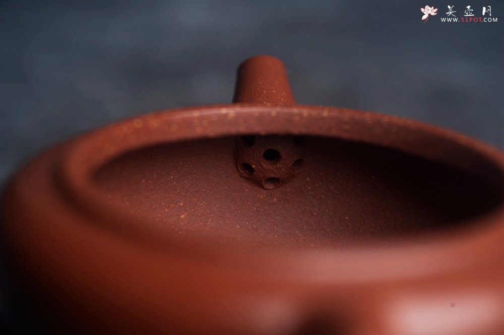 紫砂壶图片：美壶特惠 特好降坡泥玉扁壶 茶人醉爱 - 宜兴紫砂壶网