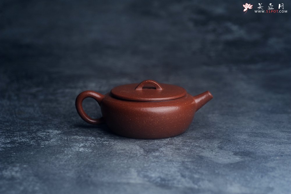 紫砂壶图片：美壶特惠 特好降坡泥玉扁壶 茶人醉爱 - 宜兴紫砂壶网