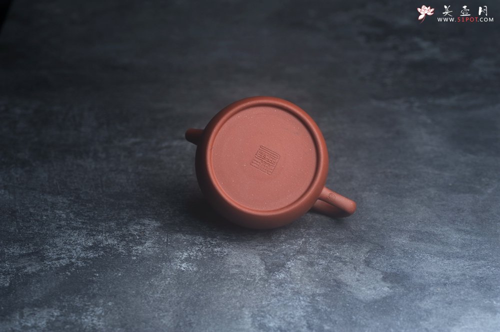 紫砂壶图片：美壶特惠 标矿级红泥小半月紫砂壶 茶人醉爱 - 宜兴紫砂壶网