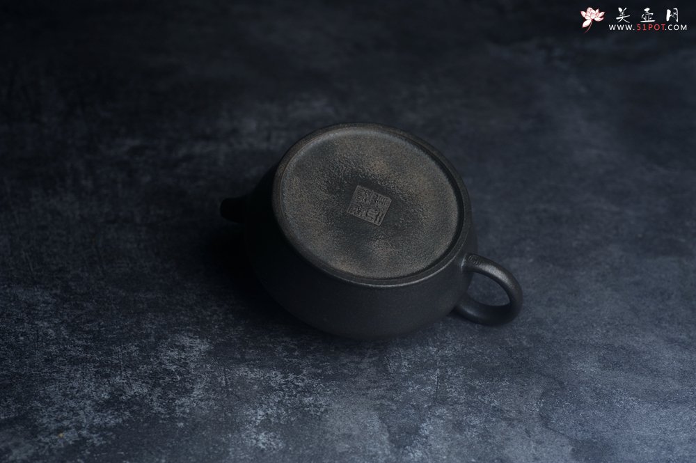 紫砂壶图片：美壶特惠 精品柴烧青灰泥卡盖虚扁紫砂壶刻竹特文气 - 宜兴紫砂壶网