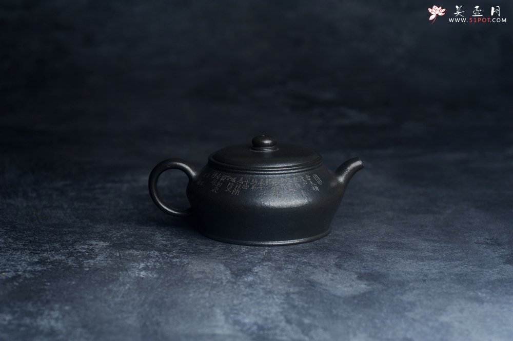 紫砂壶图片：美壶特惠 精品柴烧青灰泥卡盖虚扁紫砂壶刻竹特文气 - 宜兴紫砂壶网