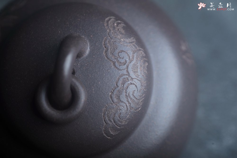 紫砂壶图片：美壶特惠 优质青灰泥精致祥云悠然紫砂壶 茶人醉爱 - 宜兴紫砂壶网