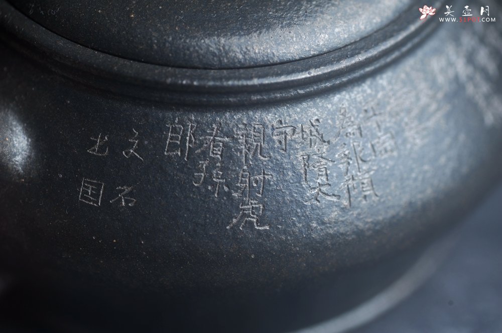 紫砂壶图片：美壶特惠 精品柴烧青灰泥卡盖虚扁紫砂壶刻竹特文气 - 宜兴紫砂壶网