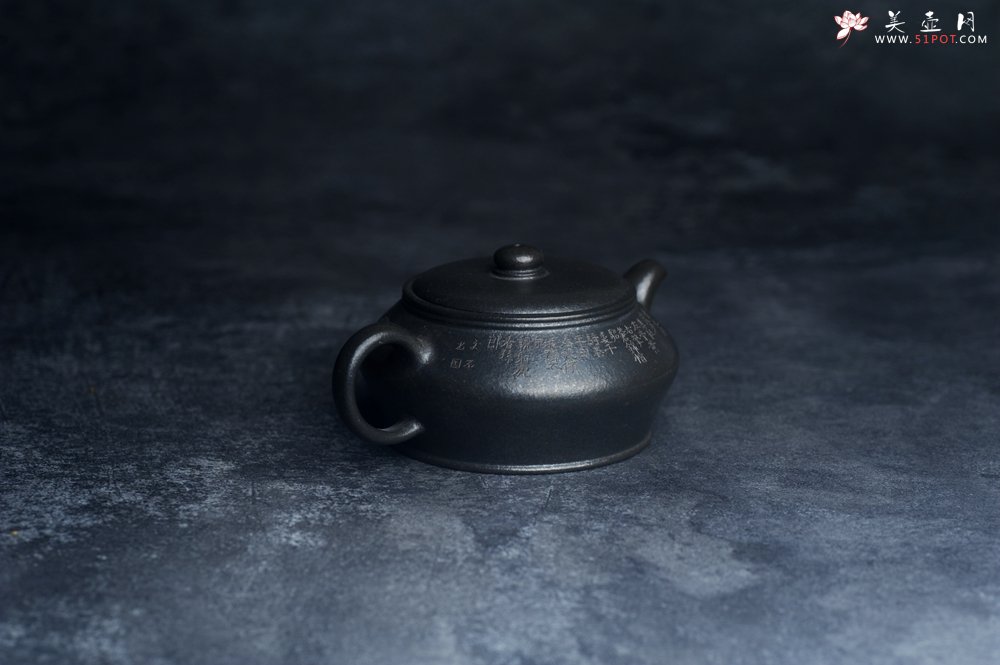 紫砂壶图片：美壶特惠 精品柴烧青灰泥卡盖虚扁紫砂壶刻竹特文气 - 宜兴紫砂壶网