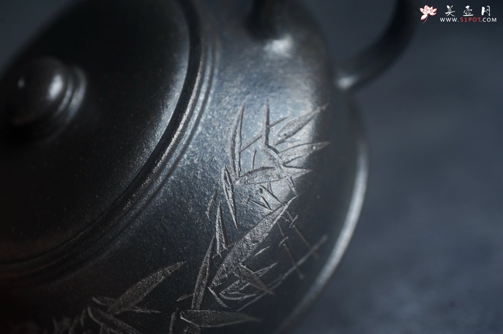 紫砂壶图片：美壶特惠 精品柴烧青灰泥卡盖虚扁紫砂壶刻竹特文气 - 宜兴紫砂壶网