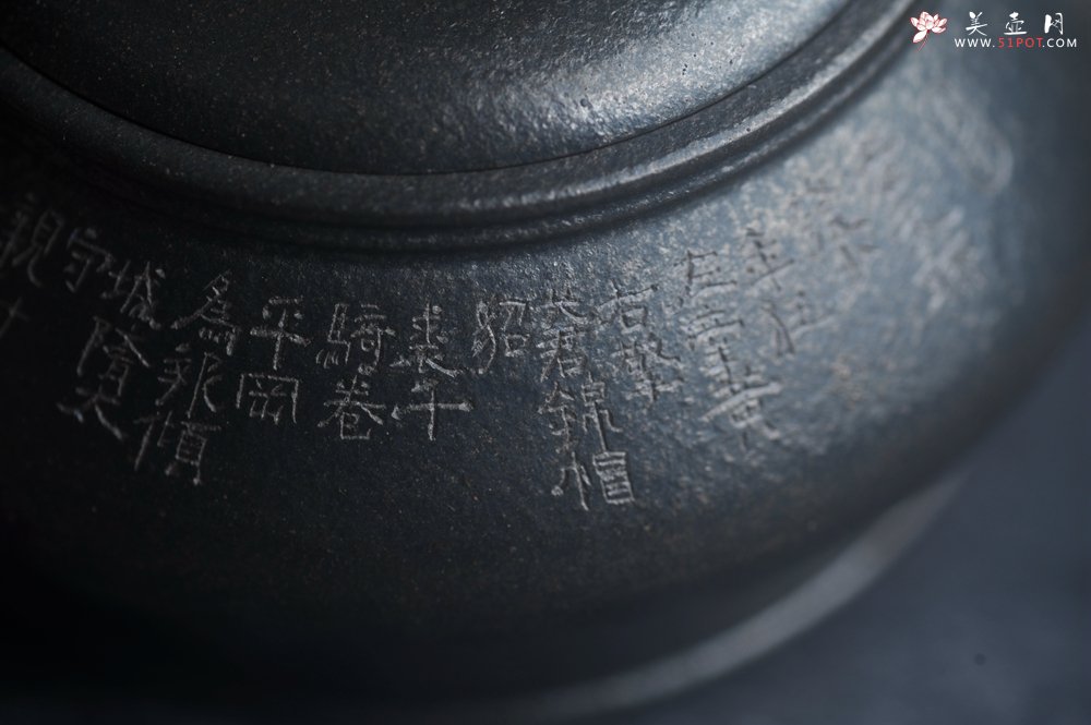 紫砂壶图片：美壶特惠 精品柴烧青灰泥卡盖虚扁紫砂壶刻竹特文气 - 宜兴紫砂壶网