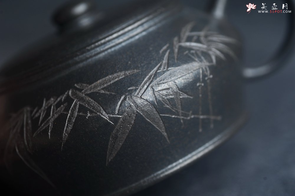 紫砂壶图片：美壶特惠 精品柴烧青灰泥卡盖虚扁紫砂壶刻竹特文气 - 宜兴紫砂壶网