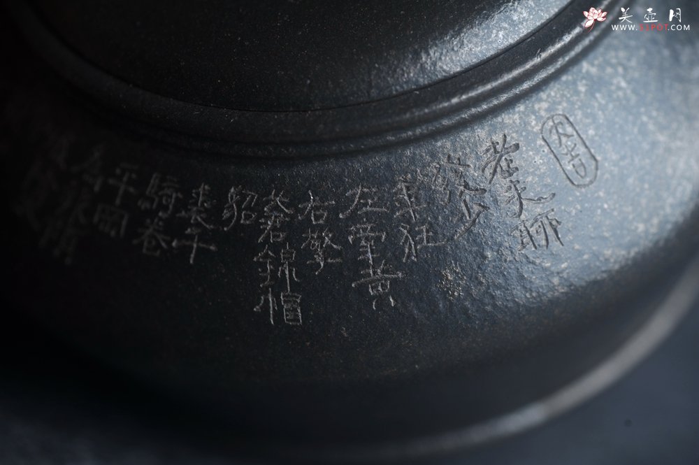 紫砂壶图片：美壶特惠 精品柴烧青灰泥卡盖虚扁紫砂壶刻竹特文气 - 宜兴紫砂壶网