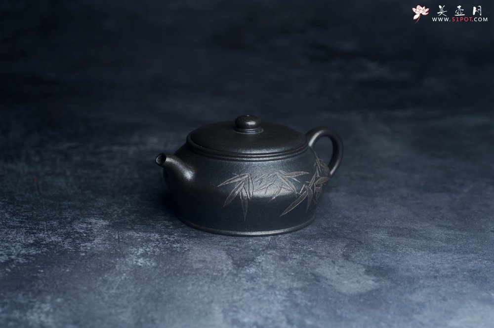 紫砂壶图片：美壶特惠 精品柴烧青灰泥卡盖虚扁紫砂壶刻竹特文气 - 宜兴紫砂壶网