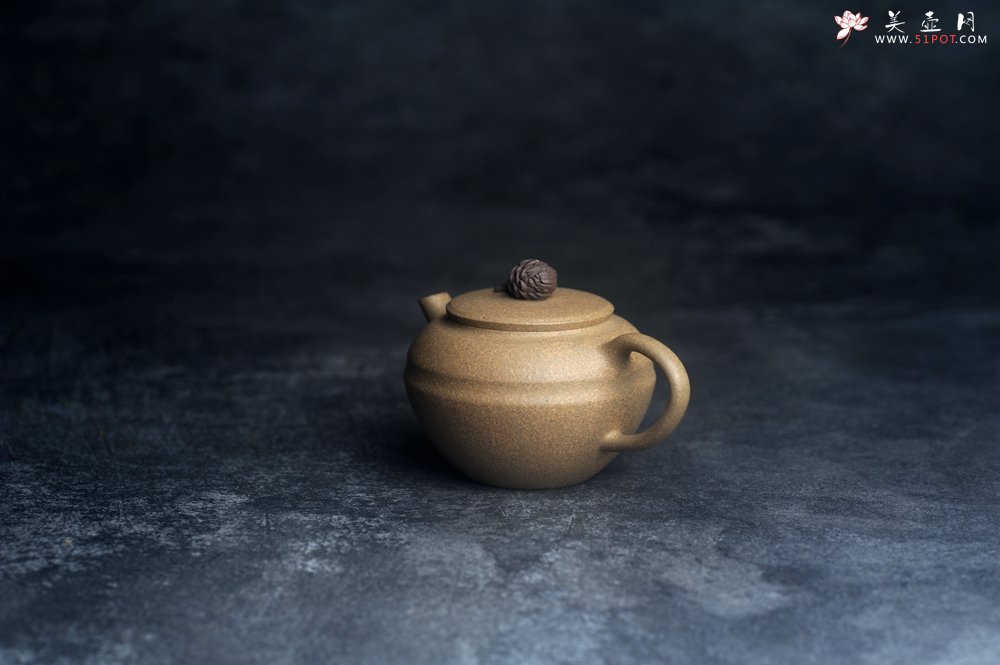 紫砂壶图片：美壶特惠 特好段泥精致松果壶 茶人醉爱 - 宜兴紫砂壶网