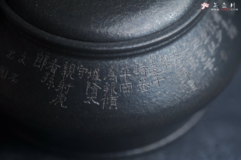 紫砂壶图片：美壶特惠 精品柴烧青灰泥卡盖虚扁紫砂壶刻竹特文气 - 宜兴紫砂壶网