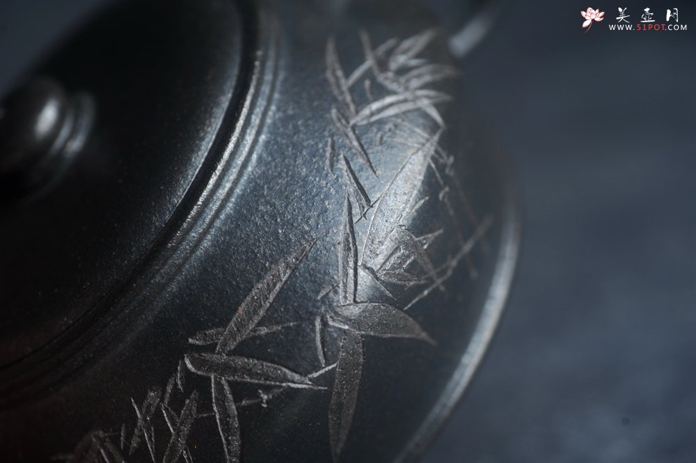 紫砂壶图片：美壶特惠 精品柴烧青灰泥卡盖虚扁紫砂壶刻竹特文气 - 宜兴紫砂壶网