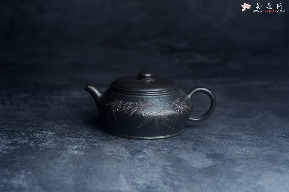 紫砂壶图片：美壶特惠 精品柴烧青灰泥卡盖虚扁紫砂壶刻竹特文气 - 宜兴紫砂壶网