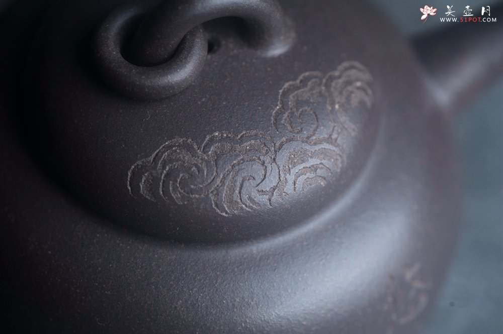 紫砂壶图片：美壶特惠 优质青灰泥精致祥云悠然紫砂壶 茶人醉爱 - 宜兴紫砂壶网