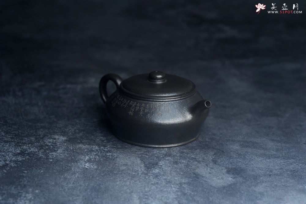 紫砂壶图片：美壶特惠 精品柴烧青灰泥卡盖虚扁紫砂壶刻竹特文气 - 宜兴紫砂壶网