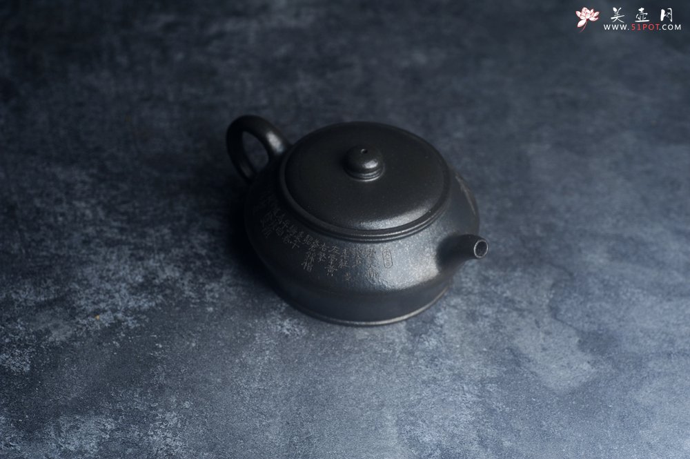 紫砂壶图片：美壶特惠 精品柴烧青灰泥卡盖虚扁紫砂壶刻竹特文气 - 宜兴紫砂壶网