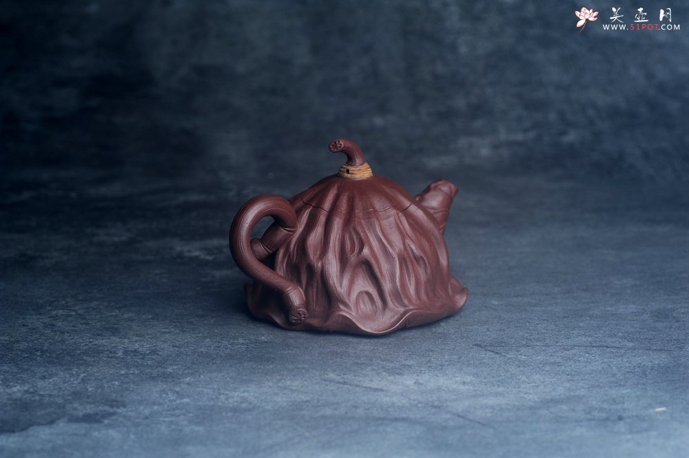 紫砂壶图片：美壶特惠 优质紫泥莲蓬壶 肌理丰富生动 茶人醉爱 - 宜兴紫砂壶网