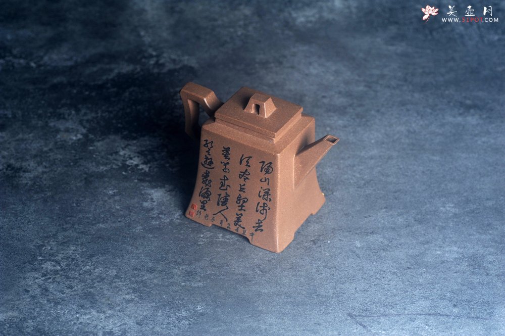 紫砂壶图片：美壶特惠 特好老段泥方钟壶 泥绘山水特文气 - 宜兴紫砂壶网