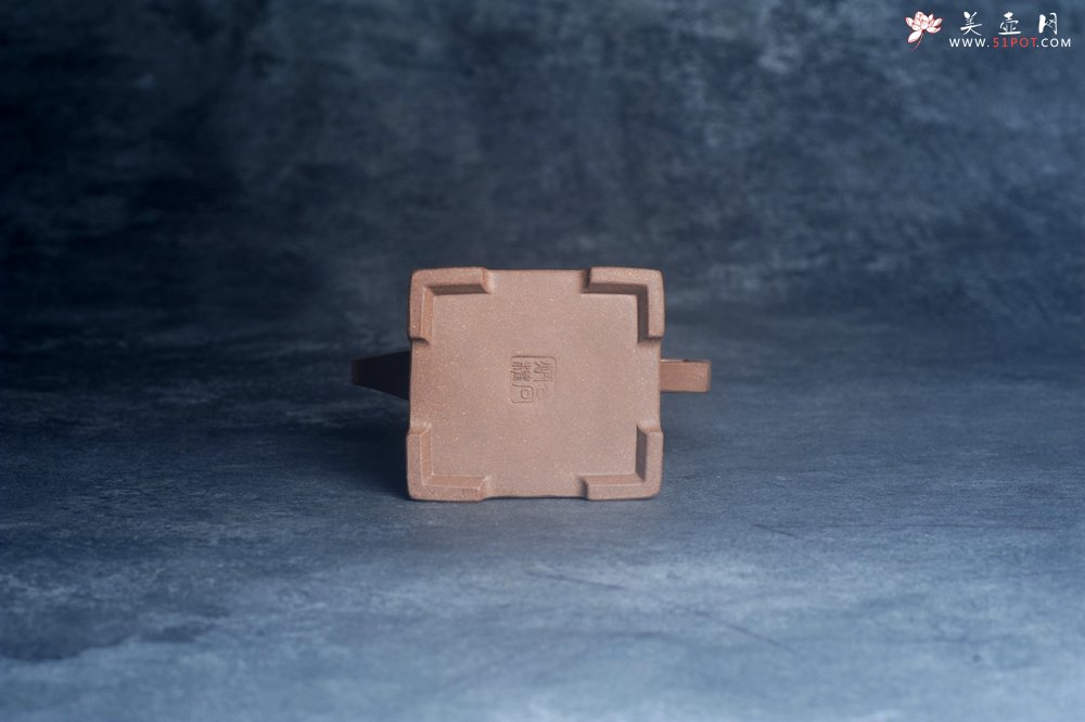 紫砂壶图片：美壶特惠 特好老段泥方钟壶 泥绘山水特文气 - 宜兴紫砂壶网