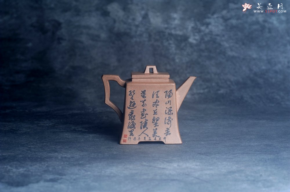 紫砂壶图片：美壶特惠 特好老段泥方钟壶 泥绘山水特文气 - 宜兴紫砂壶网