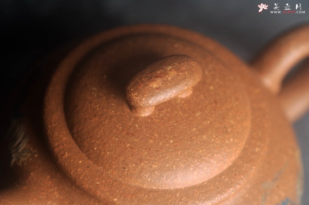 紫砂壶图片：美壶特惠 优质粗砂降坡泥桥钮合欢紫砂壶 泥绘山水 特文气 - 宜兴紫砂壶网