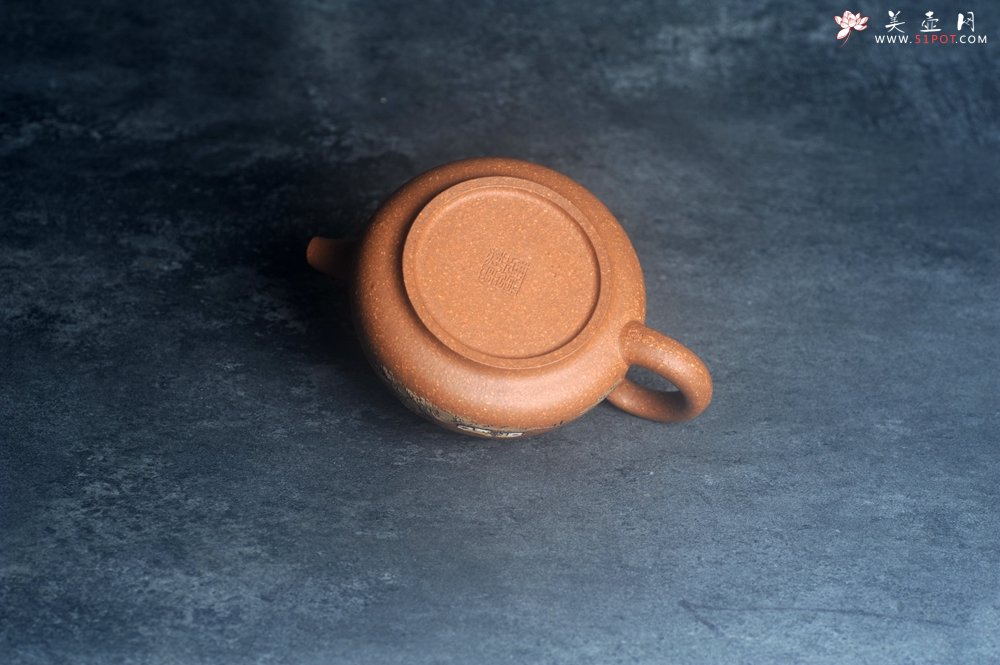 紫砂壶图片：美壶特惠 优质粗砂降坡泥桥钮合欢紫砂壶 泥绘山水 特文气 - 宜兴紫砂壶网