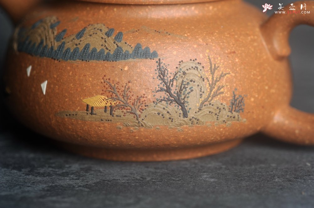 紫砂壶图片：美壶特惠 优质粗砂降坡泥桥钮合欢紫砂壶 泥绘山水 特文气 - 宜兴紫砂壶网