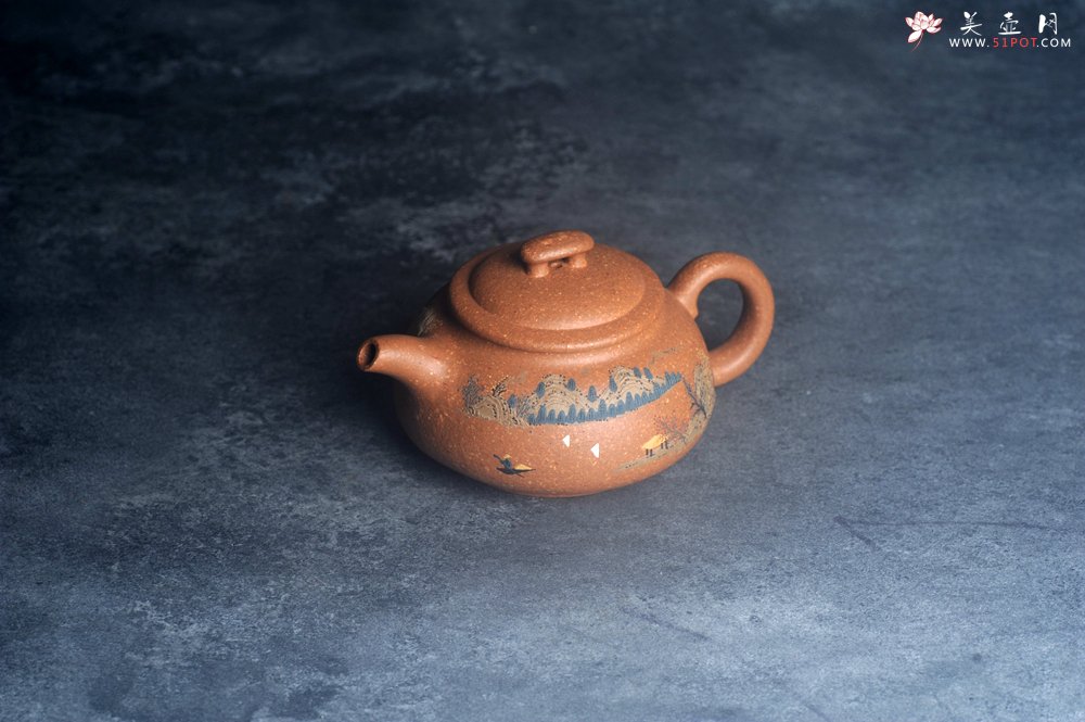 紫砂壶图片：美壶特惠 优质粗砂降坡泥桥钮合欢紫砂壶 泥绘山水 特文气 - 宜兴紫砂壶网