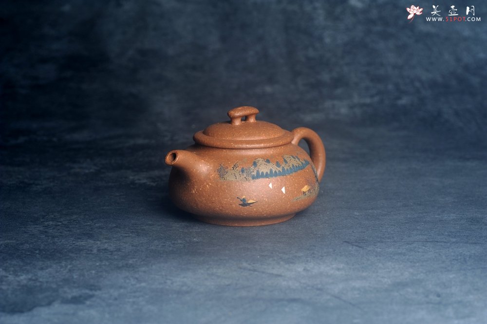 紫砂壶图片：美壶特惠 优质粗砂降坡泥桥钮合欢紫砂壶 泥绘山水 特文气 - 宜兴紫砂壶网