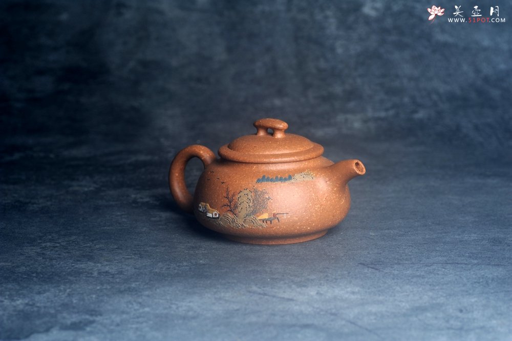 紫砂壶图片：美壶特惠 优质粗砂降坡泥桥钮合欢紫砂壶 泥绘山水 特文气 - 宜兴紫砂壶网