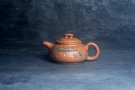 紫砂壶图片：美壶特惠 优质粗砂降坡泥桥钮合欢紫砂壶 泥绘山水 特文气 - 宜兴紫砂壶网