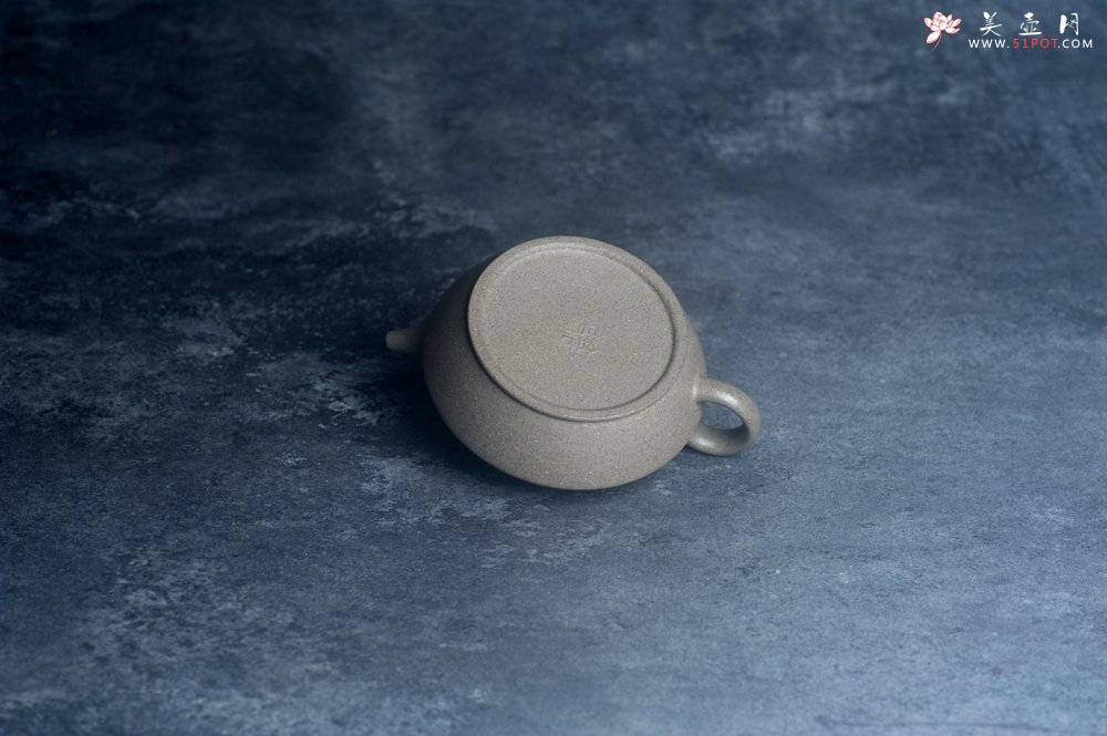 紫砂壶图片：美壶特惠 特好芝麻绿泥小虚扁壶 茶人醉爱 - 宜兴紫砂壶网