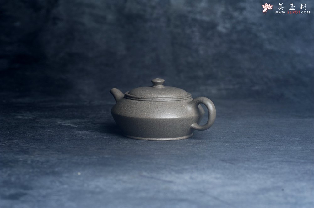 紫砂壶图片：美壶特惠 特好芝麻绿泥小虚扁壶 茶人醉爱 - 宜兴紫砂壶网