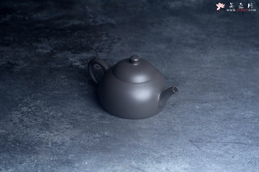 紫砂壶图片：美壶特惠 特好大水潭天青泥精工薄胎半月壶 - 宜兴紫砂壶网