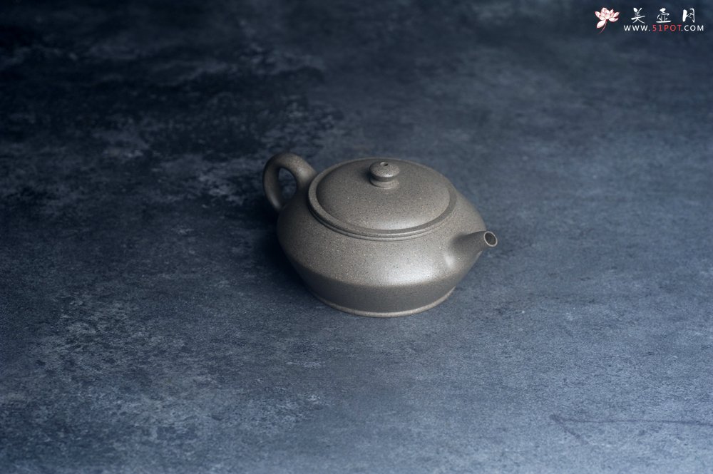 紫砂壶图片：美壶特惠 特好芝麻绿泥小虚扁壶 茶人醉爱 - 宜兴紫砂壶网