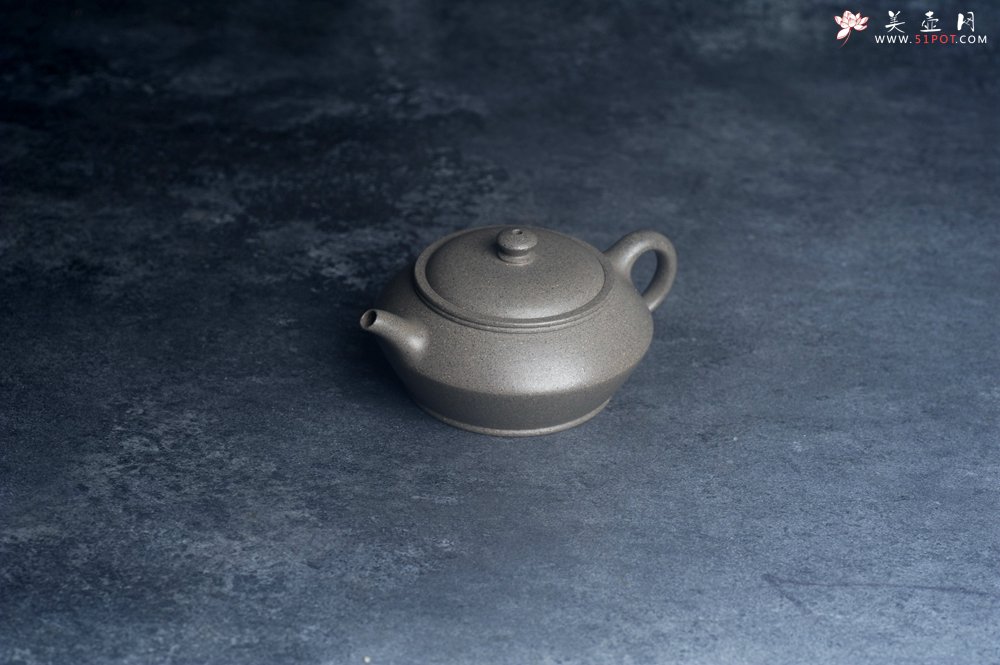 紫砂壶图片：美壶特惠 特好芝麻绿泥小虚扁壶 茶人醉爱 - 宜兴紫砂壶网