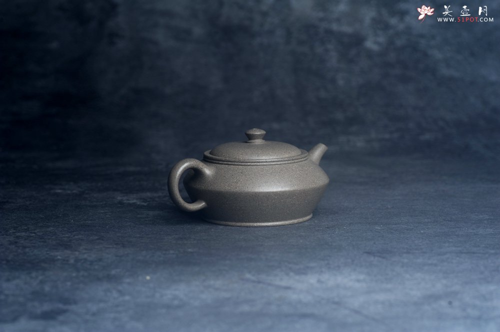 紫砂壶图片：美壶特惠 特好芝麻绿泥小虚扁壶 茶人醉爱 - 宜兴紫砂壶网