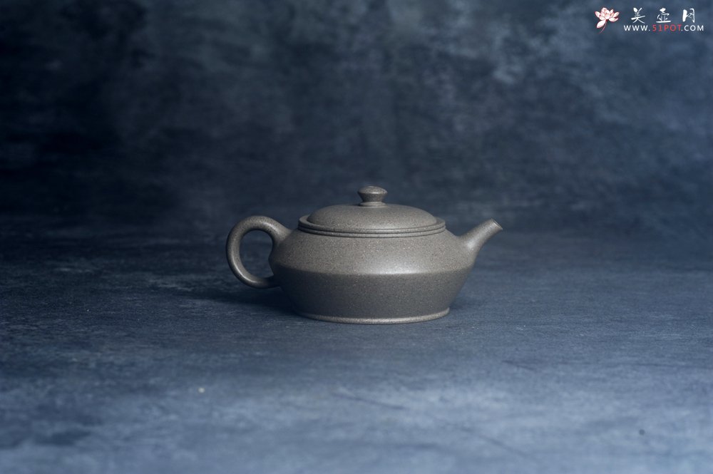 紫砂壶图片：美壶特惠 特好芝麻绿泥小虚扁壶 茶人醉爱 - 宜兴紫砂壶网